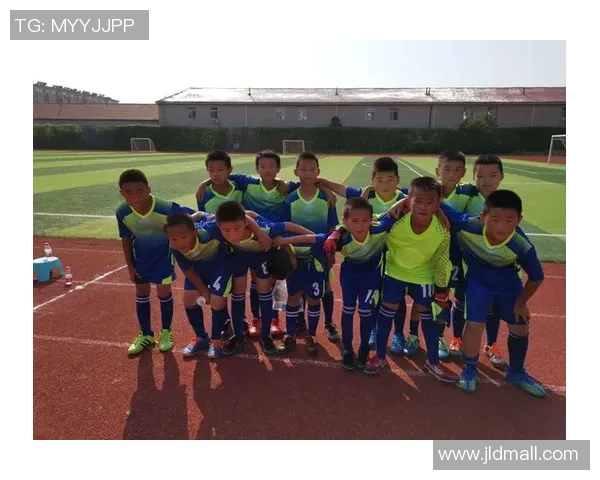 足球秀风采展现激情与团队精神助力年轻球员成长成才